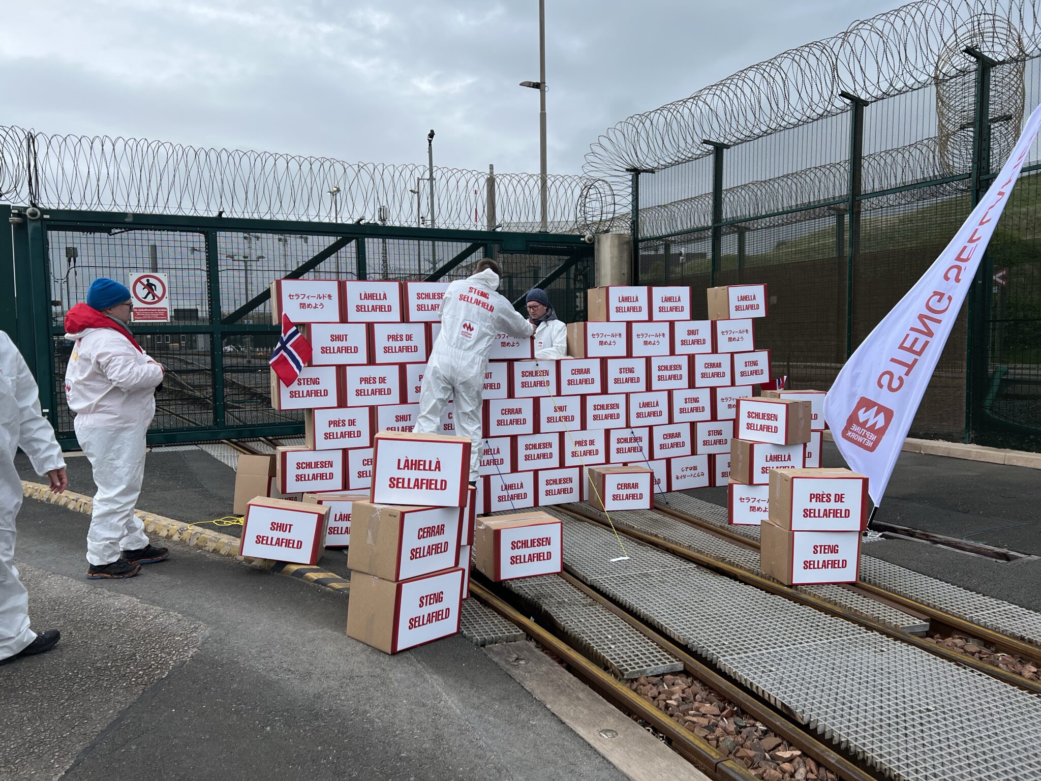 Norske demonstranter holder en demonstrasjon i Sellafield