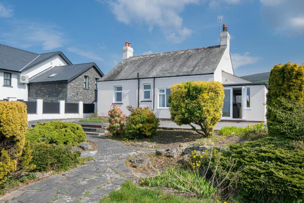 Kirkby Bungalow with garden designed by Hayes Garden Centre - Vimarsana News