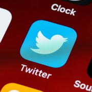 Users report that Twitter is down (Canva)